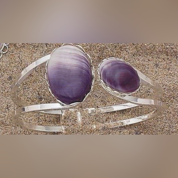 BR57 2 Cabochons Bangle Costume Wampum Quahog Bracelet - Picture 1 of 2